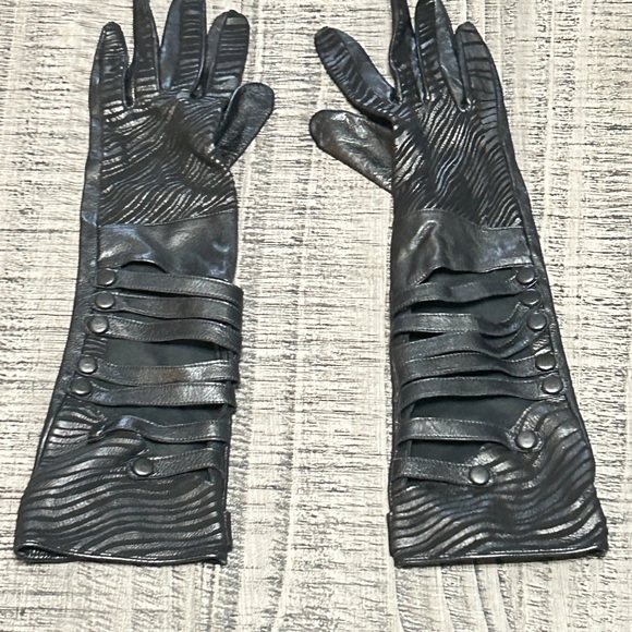 Fioretto Long Black Leather Gloves with Snap Closures - Picture 2 of 7